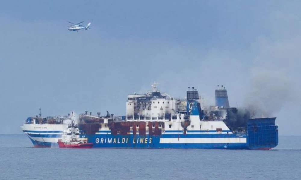 Euroferry Olympia: Μπαίνουν ξανά στο καμένο πλοίο σήμερα για να βρουν τους 6 αγνοούμενους